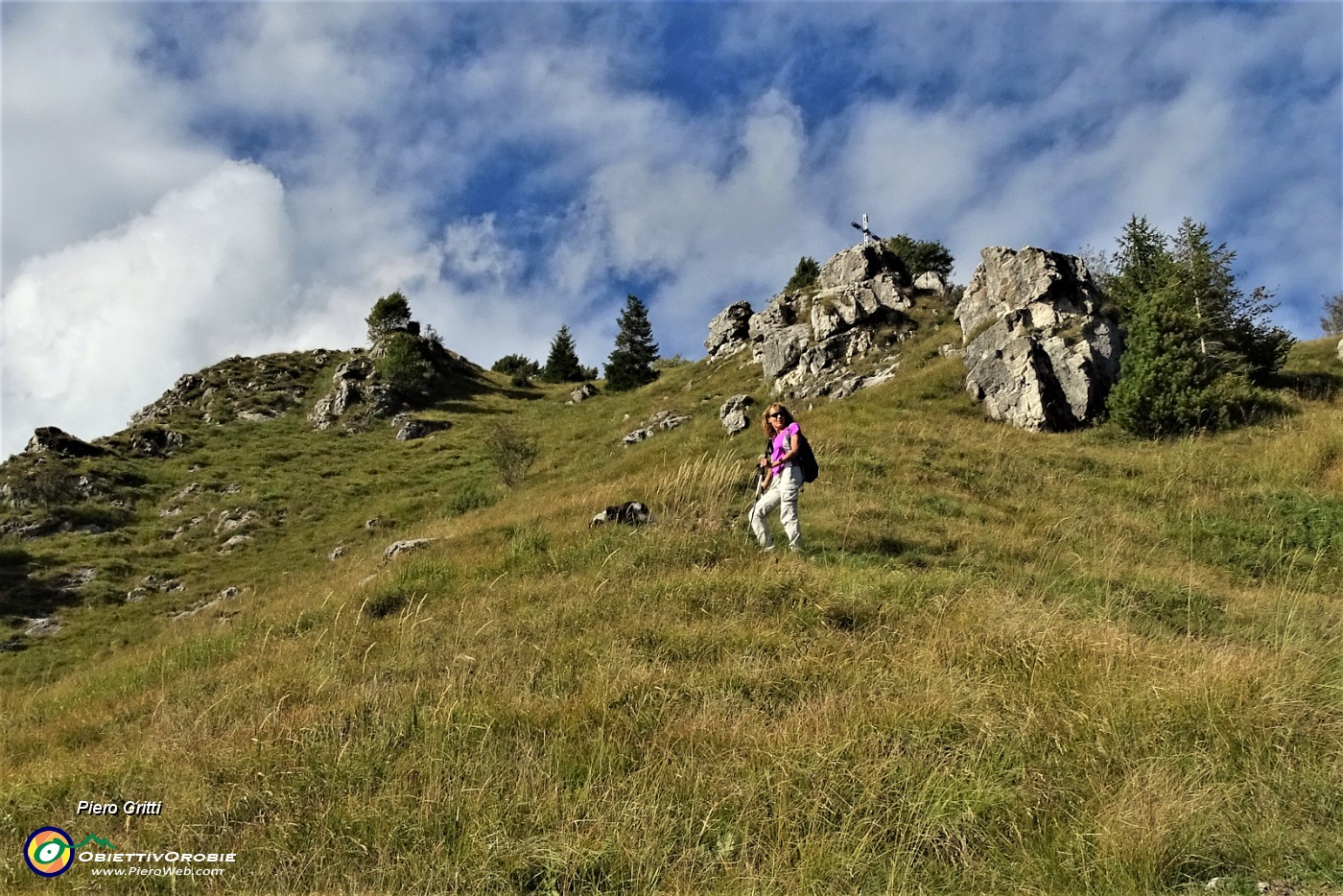 37 Ripido strappo finale per salire alla croce del Monte Castello.JPG